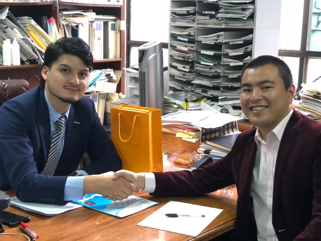 Akicare representative shaking hands with an overseas ultrasound equipment customer