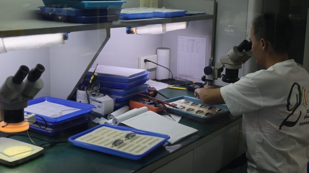 Ultrasound probe array work carried out under a stereo microscope